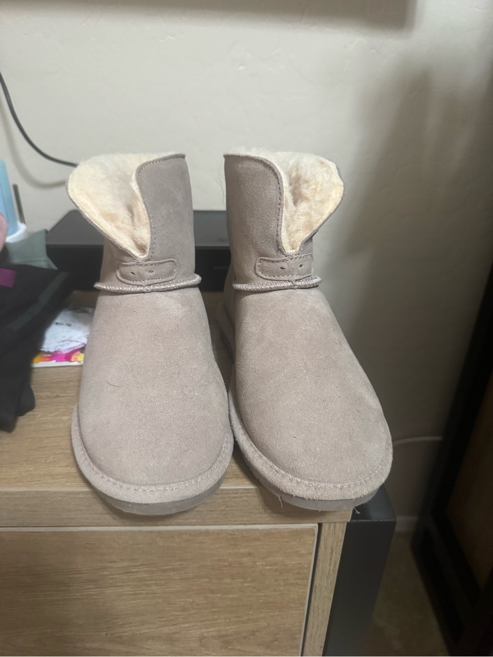 Bearpaw Women’s Size 8 Suede Shearling Boots Taupe Winter Boots Like UGG